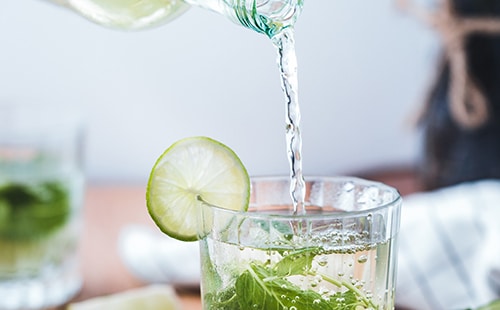 Aguas con sabor y zumos de frutas naturales, la alternativa para estar bien hidratados.