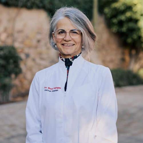 https://creu-blanca.es/wp-content/uploads/Dra-Esplugas_foto-web.jpg