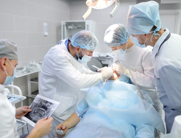 equipo-medico-cirugia-maxilofacial-creublanca