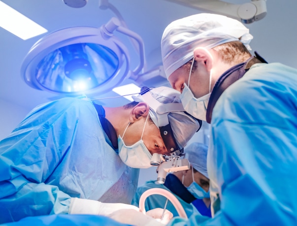 neurocirujanos-realizando-cirugia-cerebral-creublanca